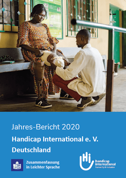 Das Titelbild des Jahresberichts 2020 in leichter Sprache zeigt eine Frau, die mit Hilfe ihres Physiotherapeuten ihre Prothese anzieht.
