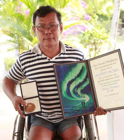 Thun Channareth aus Kambodscha hält stellvertretend für die ICBL den Friedensnobelpreis in der Hand.