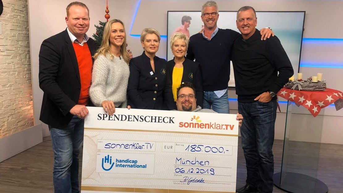 Scheckübergabe beim sonnenklar.TV-Spendentag zugunsten von HI; }}