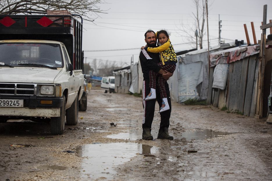 Adnan Al Hussein und seine Tochter Nada in einem Lager im Libanon, nachdem sie 2013 aus Idlib, Syrien, geflohen sind. 