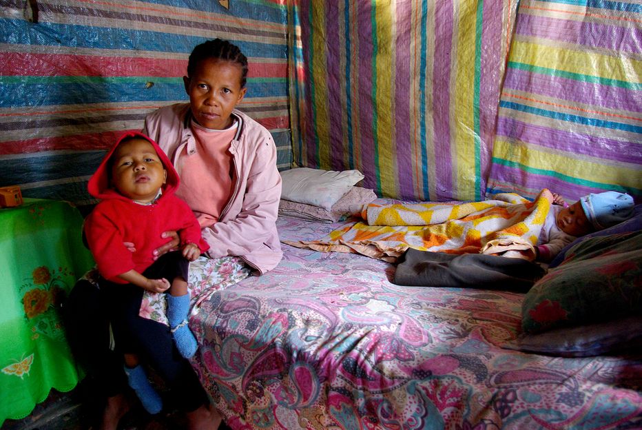 Eine Mutter und ihre Kinder werden von HI in Tana, Madagaskar, betreut. 