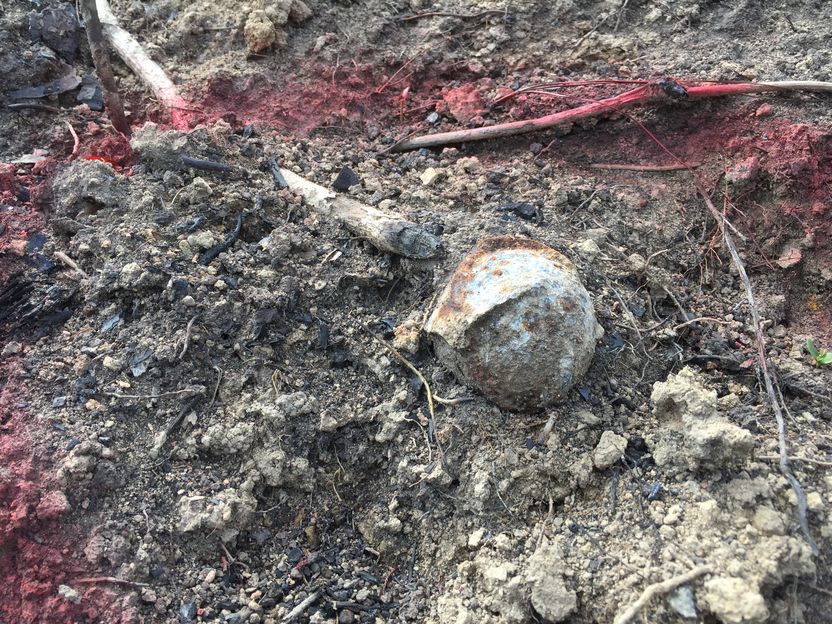  In der Provinz Houaphan wird eine Streubombe durch HI-Teams sichergestellt. Diese sind besonders gefährlich, da sie aufgrund ihrer Größe nur schwer zu erkennen sind.