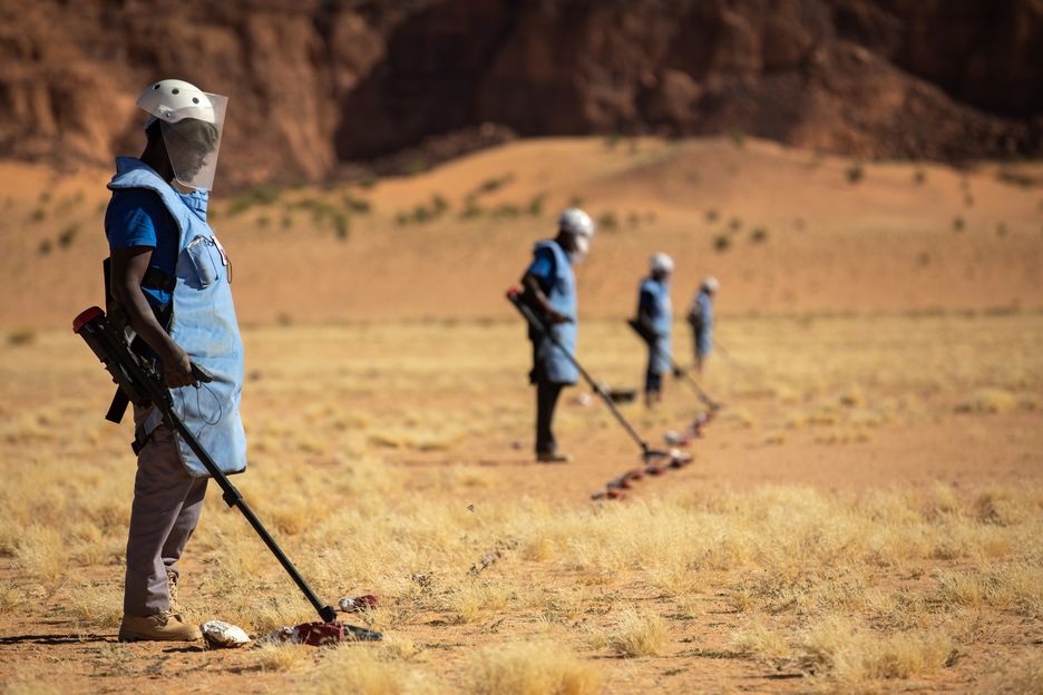 Entminer arbeiten auf einer durch explosive Kriegsreste kontaminierten Fläche in der Nähe des Dorfes Delbo, Tschad.