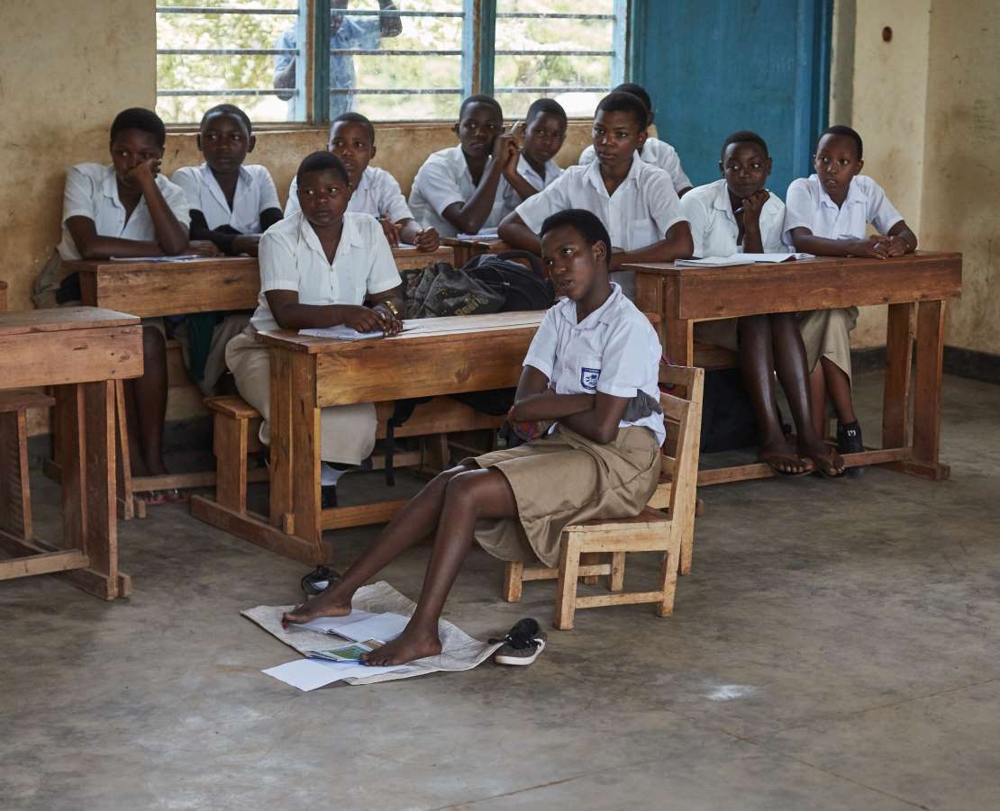 Sarah aus Ruanda ist durch Sauerstoffmangel bei der Geburt körperlich und geistig behindert. Trotzdem kann sie mit allen anderen Kindern gemeinsam in die Schule gehen. Sarah aus Ruanda ist durch Sauerstoffmangel bei der Geburt körperlich und geistig behindert. Trotzdem kann sie mit allen anderen Kindern gemeinsam in die Schule gehen. © Neil Thomas/HI