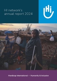 Cover Jahresbericht. Eine Physiotherapeutin von Handicap International macht Übungen an Parallelstangen mti einem Mann.