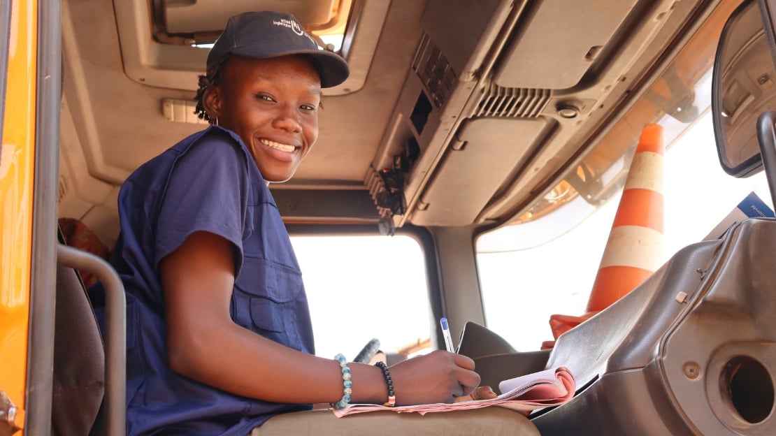 Eine starke Frau auf den Straßen von Burkina Faso