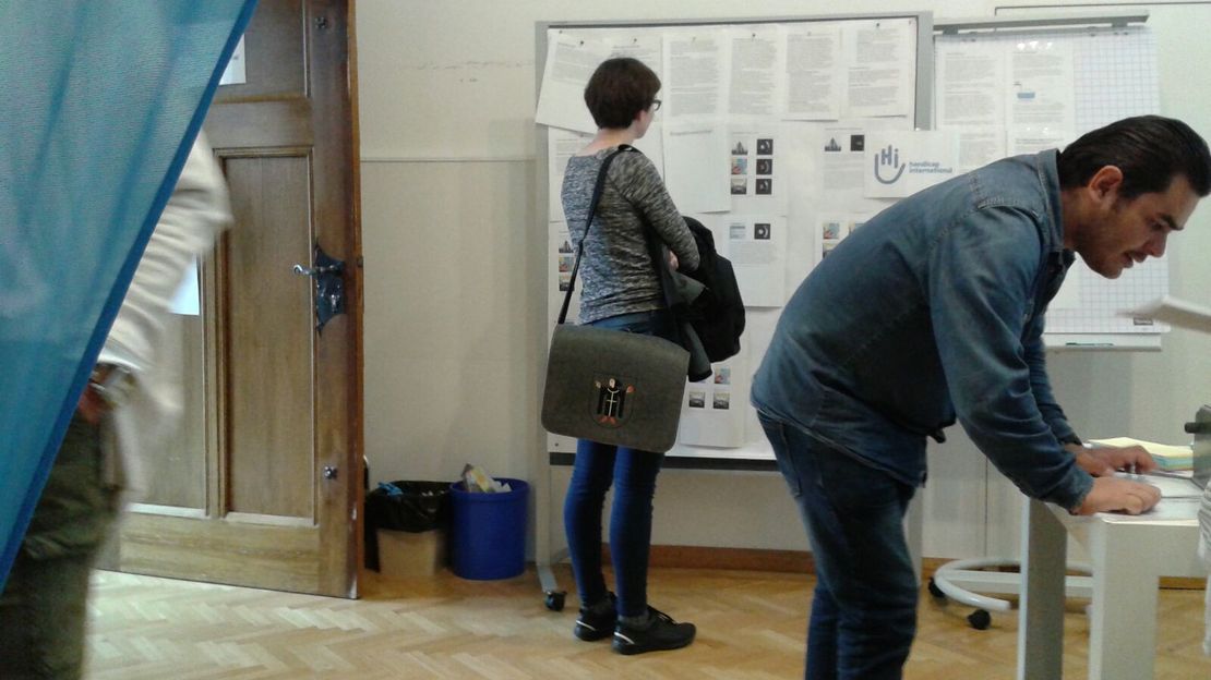 Interessierte Mitarbeiter/-innen der Münchner Stadtverwaltung informieren sich am Diversity-Tag über das Thema Behinderung und Inklusion.