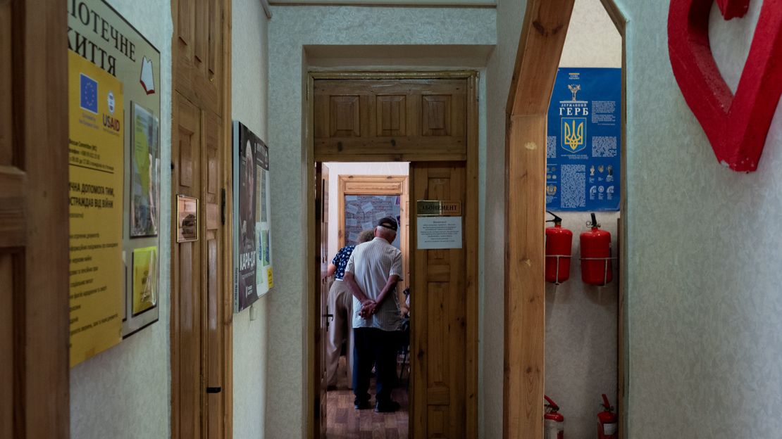 Einblick in den Eingangsbereich der umfunktionierten Kinderbibliothek zur Flüchtlingsunterkunft