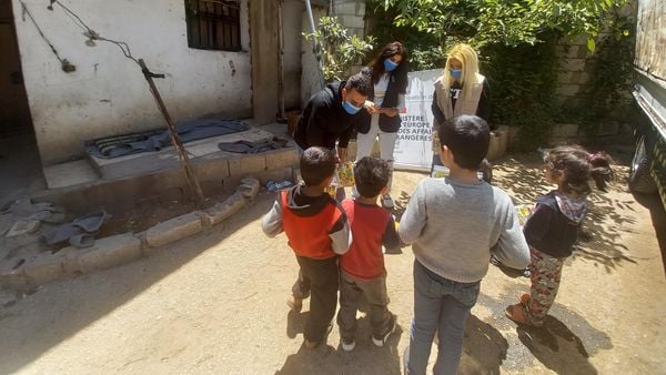 Gruppe von Kindern wird über die Gefahren von Minen und anderen Waffen aufgeklärt