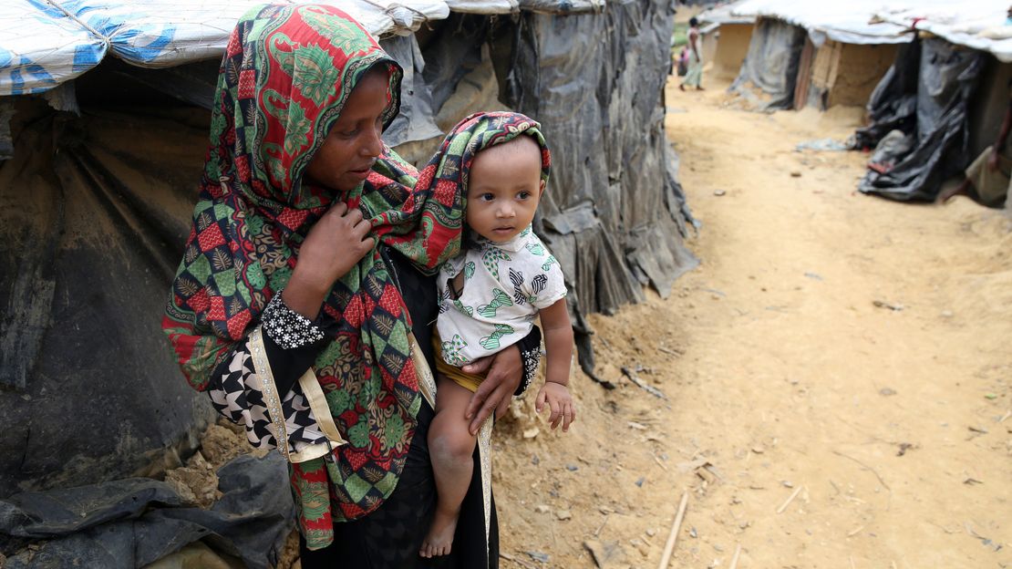 Eine geflüchtete Rohingya-Mutter mit ihrem Kind im Flüchtlingscamp Eine geflüchtete Rohingya-Mutter mit ihrem Kind im Flüchtlingscamp. © S. Ahmad/HI