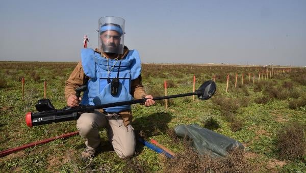 Ein Entminer im Irak in seiner Schutzausrüstung