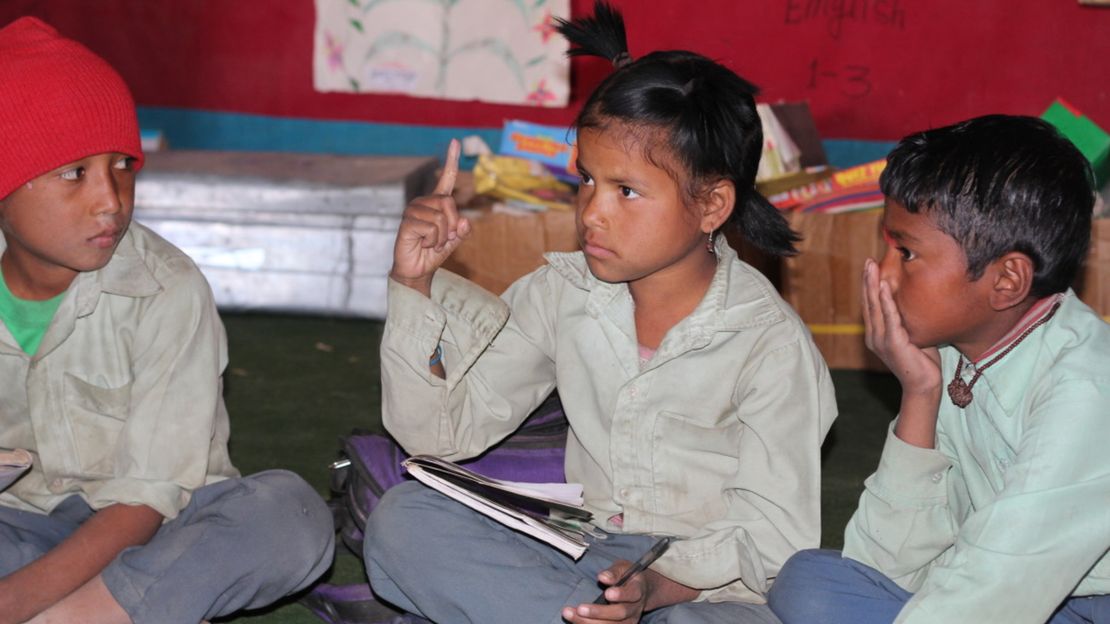 Susillah aus Nepal ist seit ihrer Geburt gehörlos. Sie besucht mit anderen Kindern ohne Behinderung die Schule.