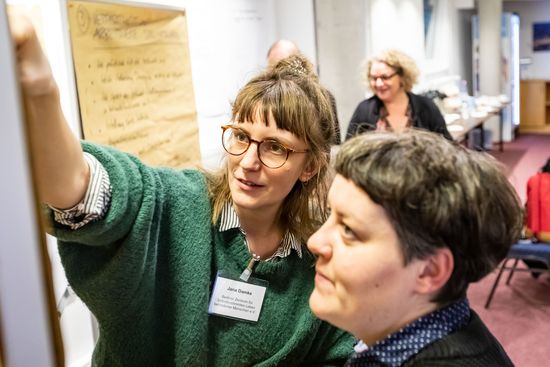 Workshopteil des 1. Netzwerktreffen im Dezember 2018. Workshopteil des 1. Netzwerktreffen im Dezember 2018. Eine Frau erklärt etwas auf einem Chart.