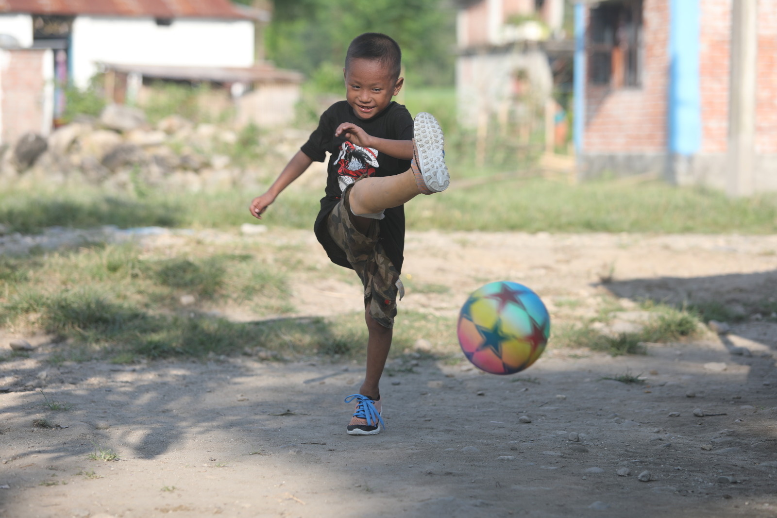 Der kleine Prabin aus Nepal kickt mit seiner Prothese einen Fußball Richtung Kamera