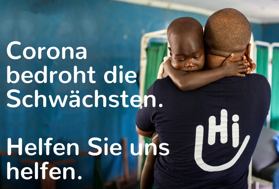 Junge auf Krücken vor einem Zelt im Flüchtlingslager