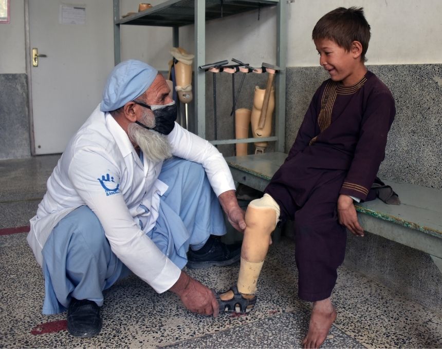 Junge aus Afghanistan lernt mit seiner Prothese gehen.