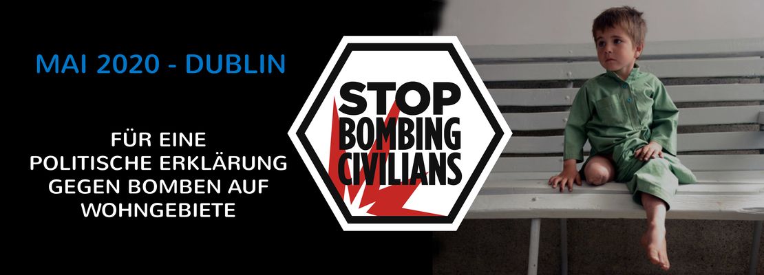 Aufruf-Bild Stop Bombing Civilians Das Bild zeigt eine Fotomontage. Recht befindet sich ein beinamputierter Junge und links ein Aufruf, die Bombardierung der Zivilbevölkerung zu beenden. In der Mitte das Logo der Kampagne