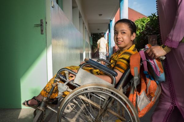 Ikram aus Marokko mit dem Rollstuhl in ihrer neuen inklusiven Schule. © Amminadab Jean/HI Ikram aus Marokko mit dem Rollstuhl in ihrer neuen inklusiven Schule. © Amminadab Jean/HI