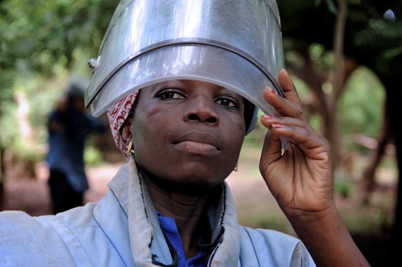 senegal--elizabeth-einsatz Zu sehen ist Elizabeth mit ihrem hochgekleppten Visier des Schutzhelms. Ihr Blick ist intensiv.